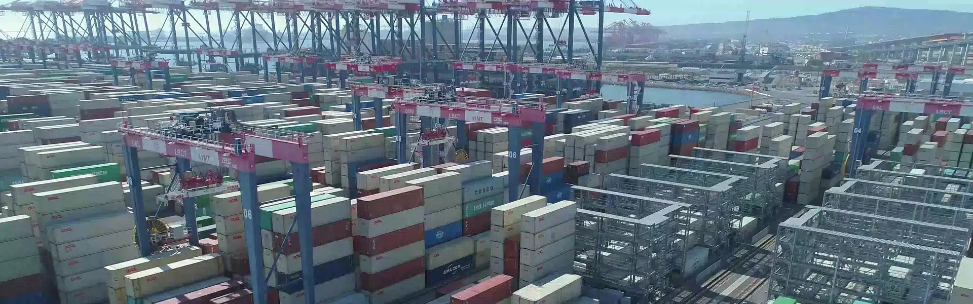 Reefer containers (refrigerated intermodal containers) stacked in a shipping terminal – Kjærulf Pedersen a/s